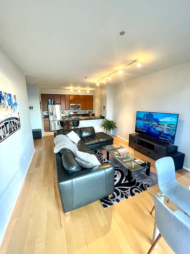 Open concept great for entertaining - 330 N Jefferson St #2207