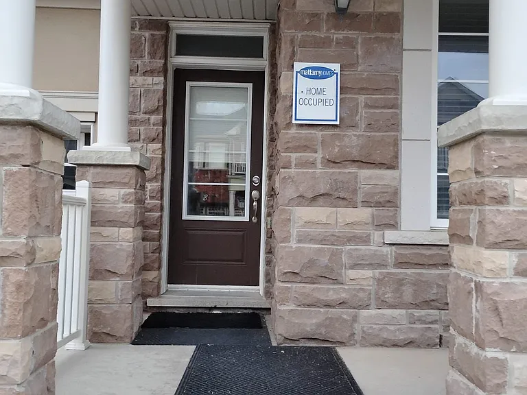 106 Benhurst Cres — Photo 2