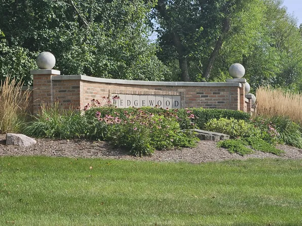 1064 Wedgewood Dr, Crystal Lake, IL 60014