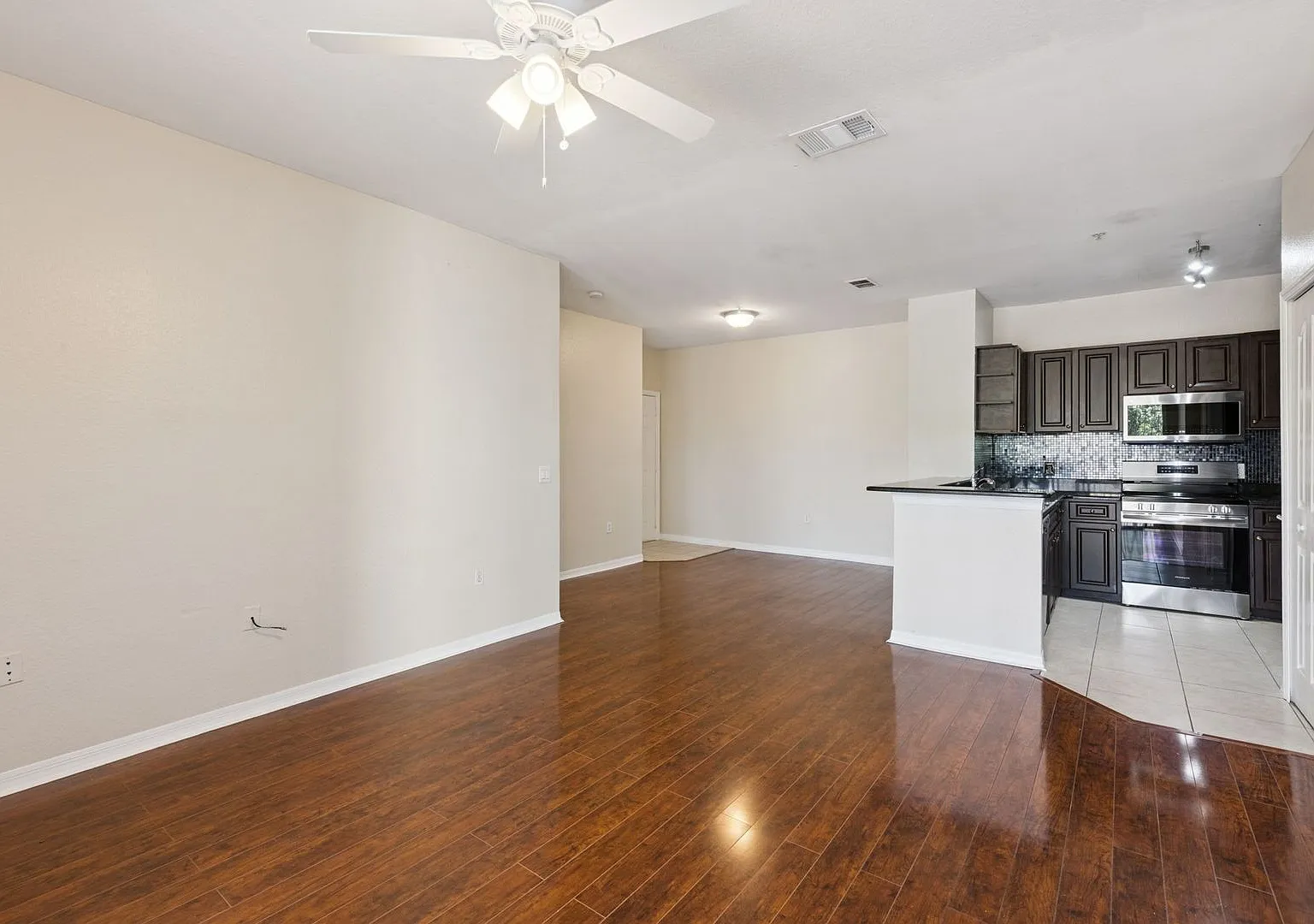 Nicely Updated 4 BR Condo in Maitland — Photo 4