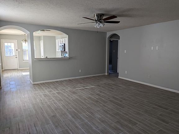 3rd image of 3610 Evergreen Square Trl