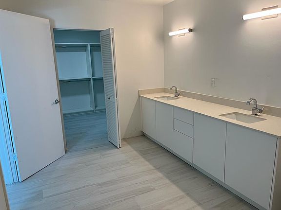 4th image of 301 NE 5th Ave #404