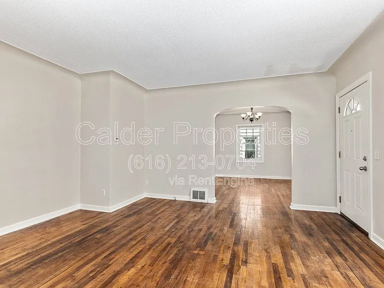 1031 Merrifield St SE — Photo 4