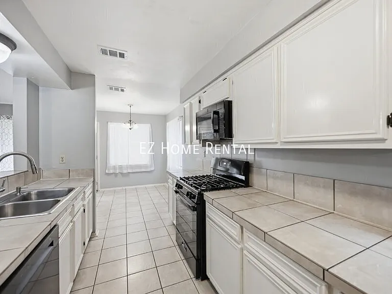 2907 W Greens Rd — Photo 13