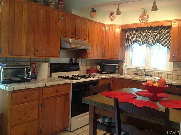 3rd image of 72 Lakeview Ave