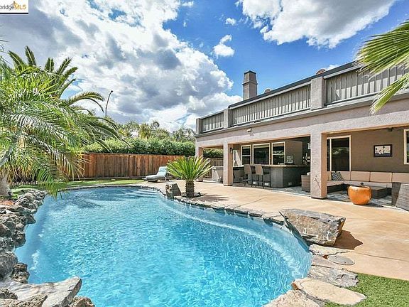 5th image of 2224 Cambridge Dr