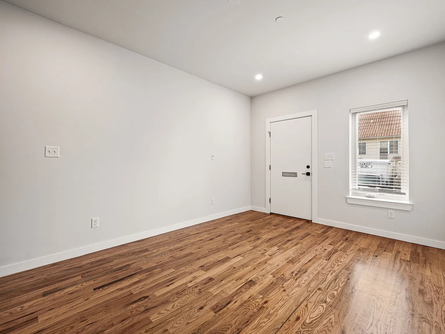 2363 N Hope St — Photo 2