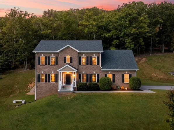 4217 Berkeley Place Dr, Roanoke, VA 24018