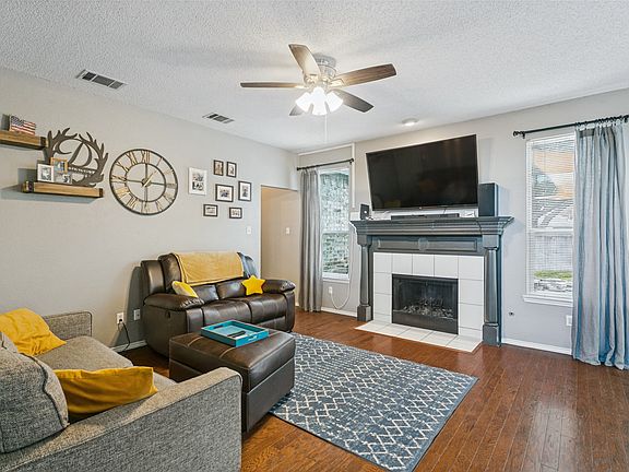 2nd image of 1400 Wentworth Dr
