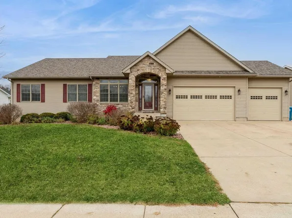 1724 Springbrook Ct, De Witt, IA 52742