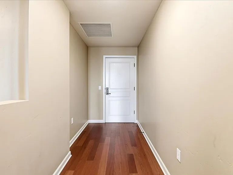 323 W Jefferson #503 — Photo 7
