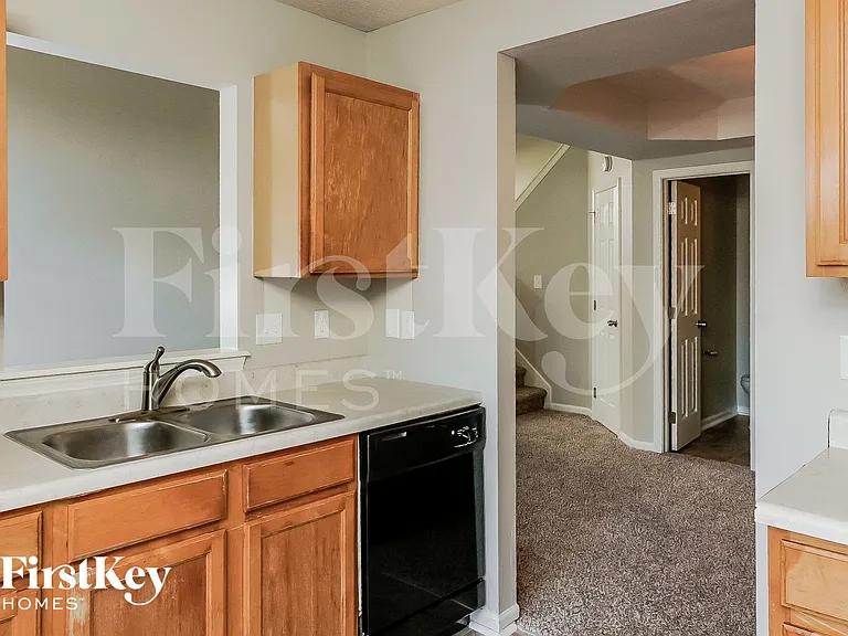 6735 Ossington Dr — Photo 6
