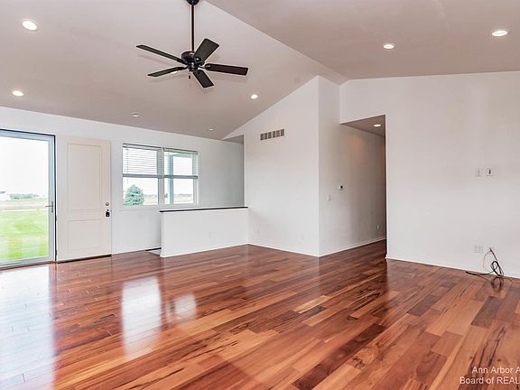 5th image of 17133 Country Dr
