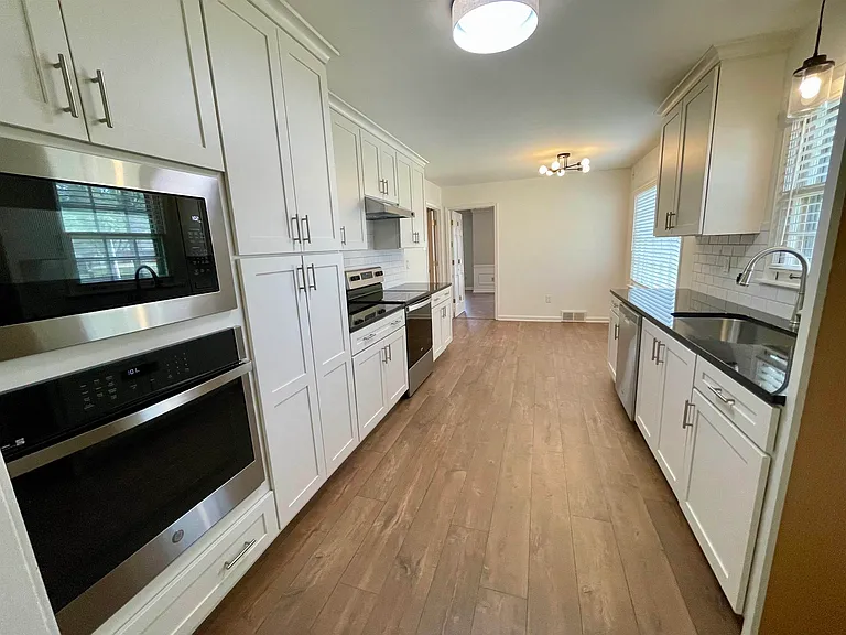 2420 Stratfield Dr — Photo 30