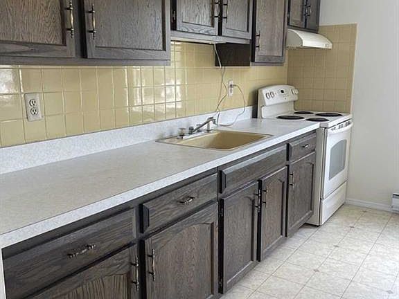 KITCHEN LOTS OF CABINETS