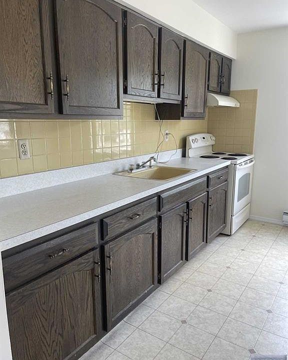 KITCHEN LOTS OF CABINETS
