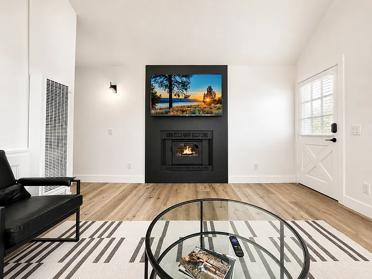 612 Maple Ln — Photo 2