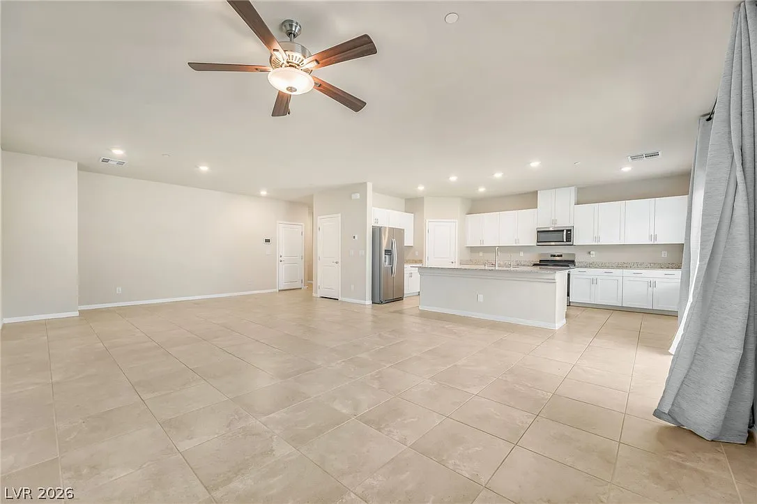 4 bed, 2.5 bath, 2433 sqft, $2,650 — Photo 4