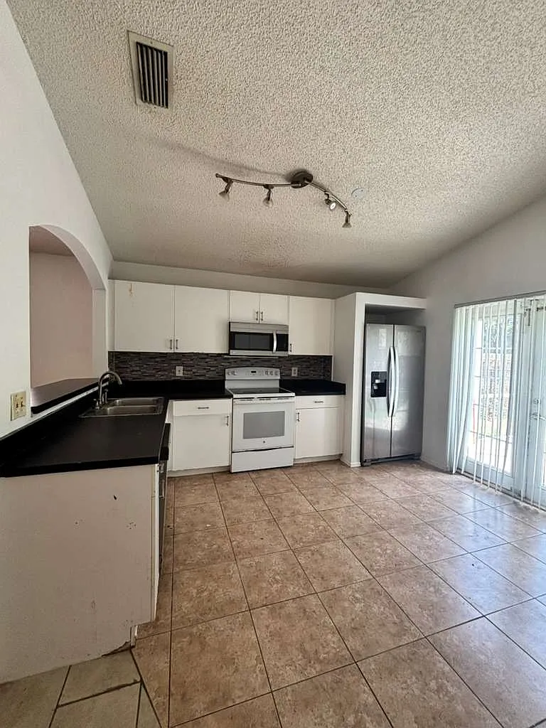 3 bed, 1429 sqft, $2,445 — Photo 4