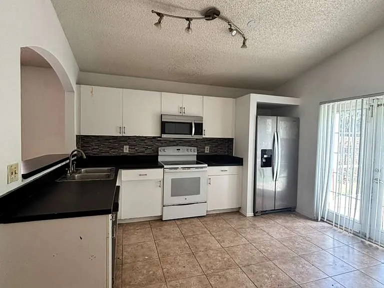 2713 Palm Isle Way — Photo 4
