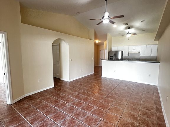 5th image of 213 SE 23rd Pl