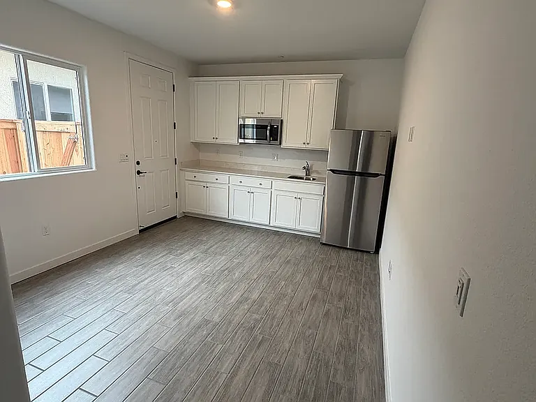 1715 Sandoval Dr — Photo 2