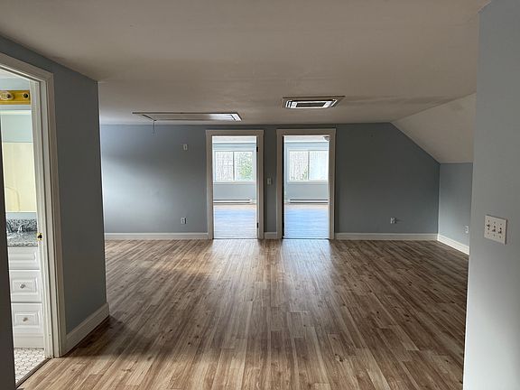 3rd image of 941 Gardiner Rd #B