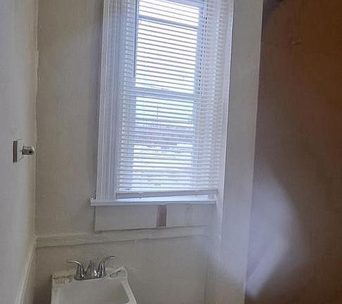 4th image of 2544 W Fayette St
