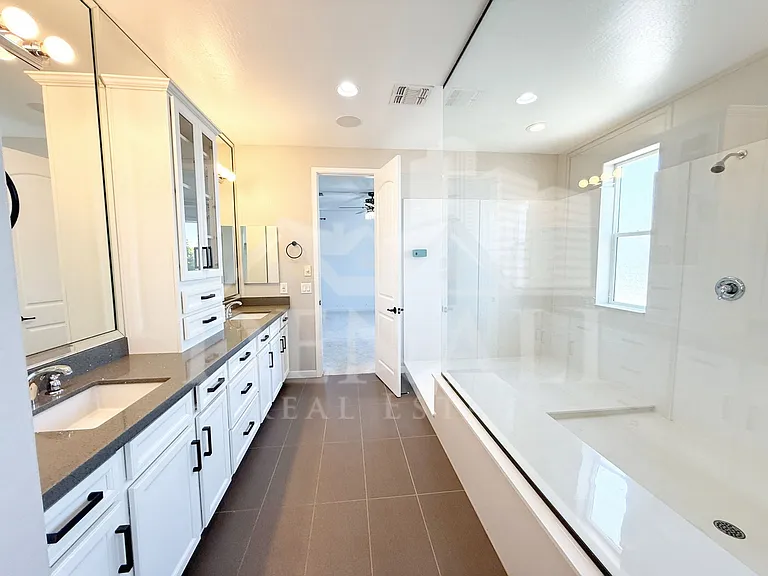 1729 W Myrna Ln — Photo 16
