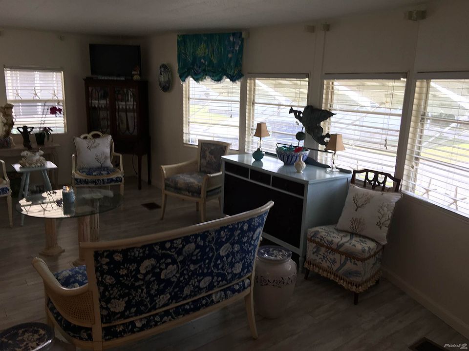 1st image of 61 Hyacinth St