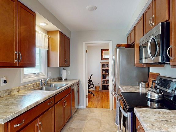 5th image of 2315 14th Ave NW