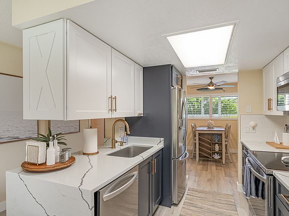 5th image of 532 Beach Park Ln #532