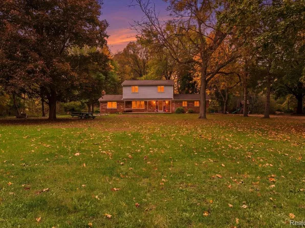 5490 Hummer Lake Rd, Oxford, MI 48371