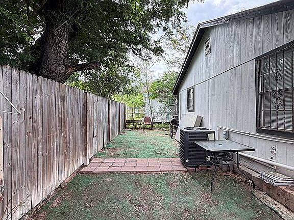 4th image of 404 N Cedro St