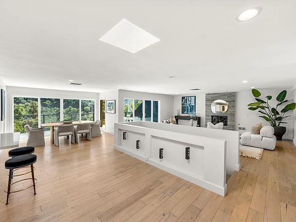 3rd image of 3868 Alta Mesa Dr