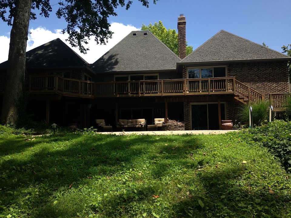 Walk out deck w/ pool