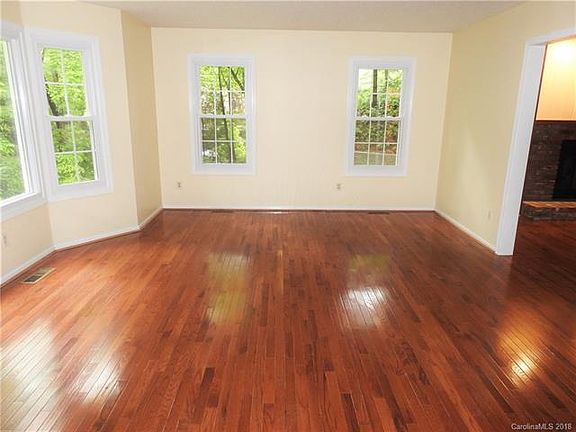 5th image of 220 Estate Dr
