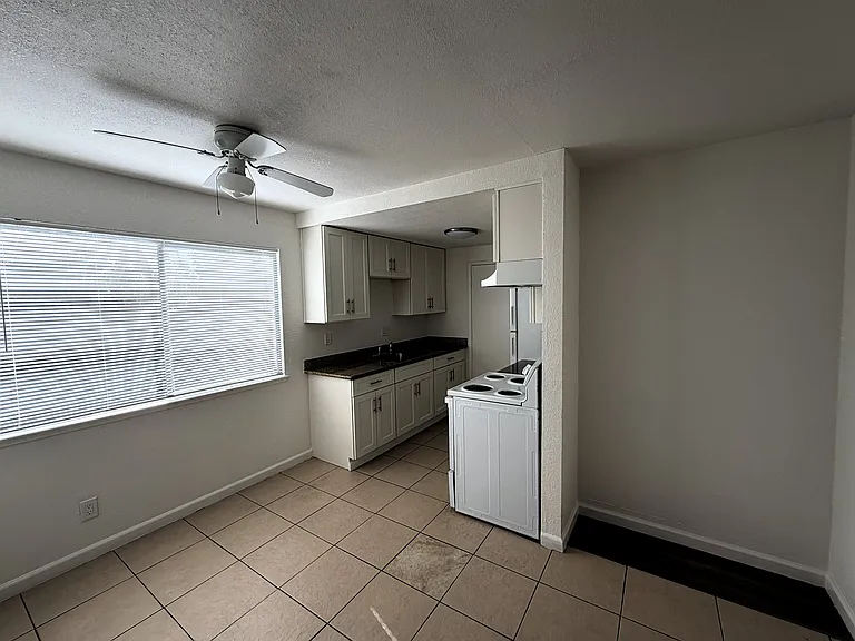 927 Fitzuren Rd #H — Photo 5