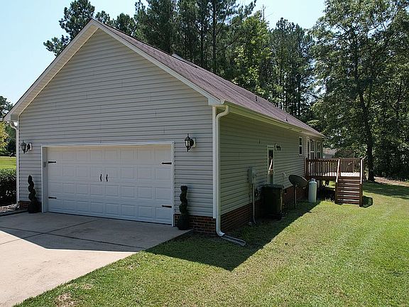 3rd image of 221 Oak Leaf Dr