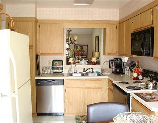 3rd image of 563 Albany Pl