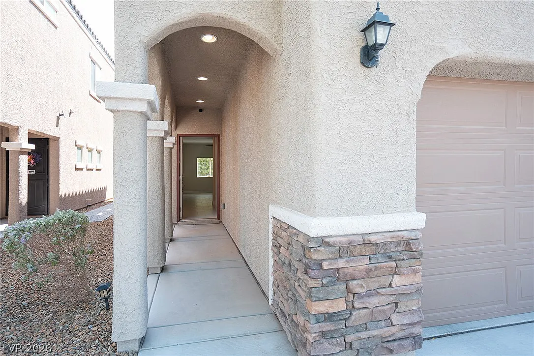 4 bed, 2.5 bath, 1924 sqft, $2,450 — Photo 2