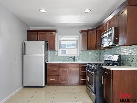 3rd image of 118-27 Lakeview Blvd E Floor 2