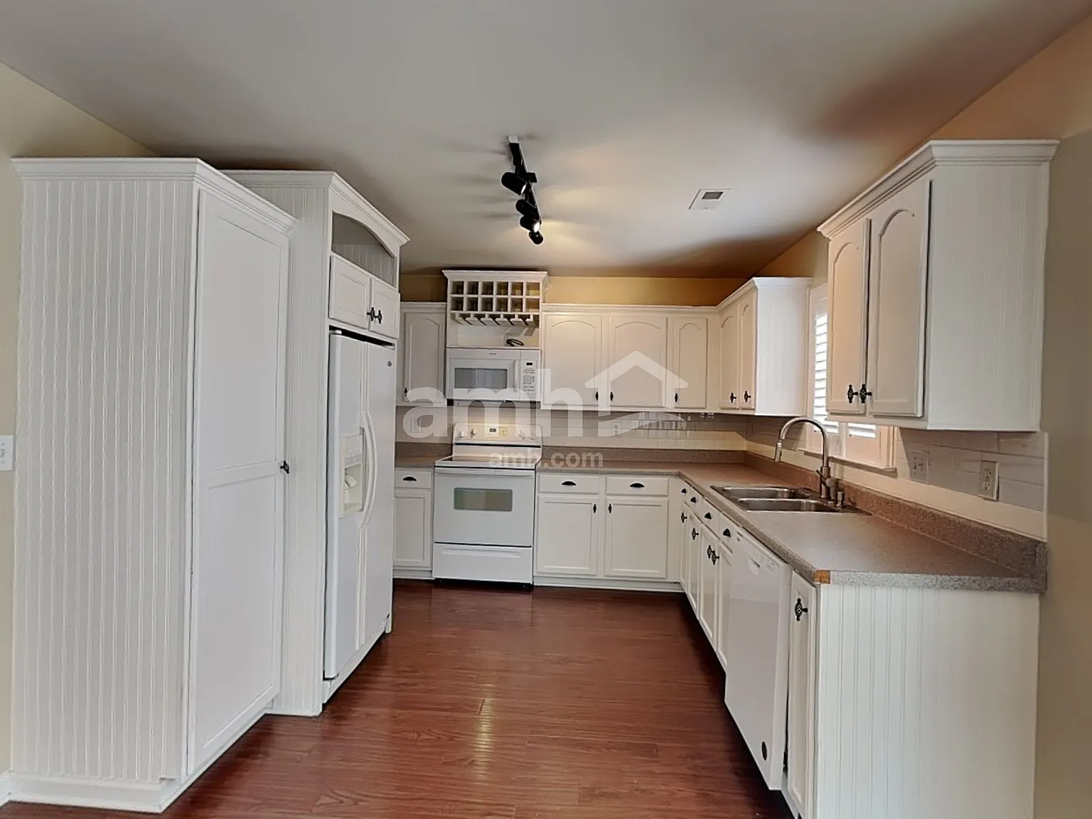 3 bed, 2.5 bath, 2370 sqft, $2,450 — Photo 3
