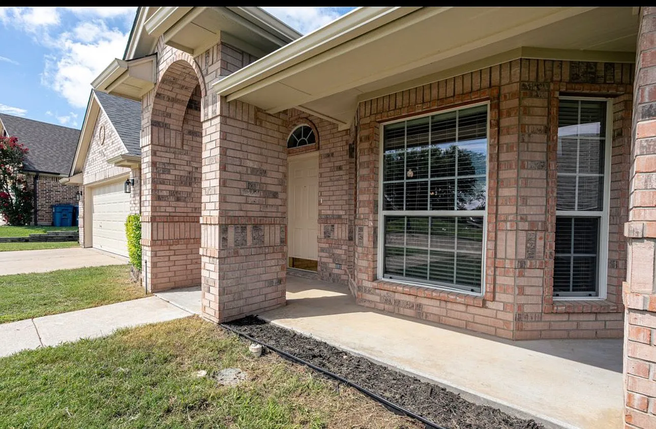 4 bed, 2112 sqft, $2,395 — Photo 2