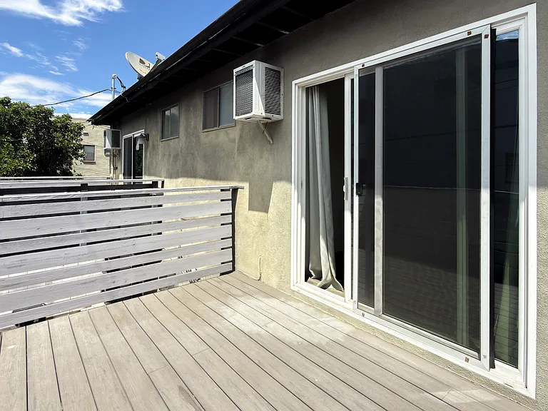 319 N Heliotrope Dr — Photo 16