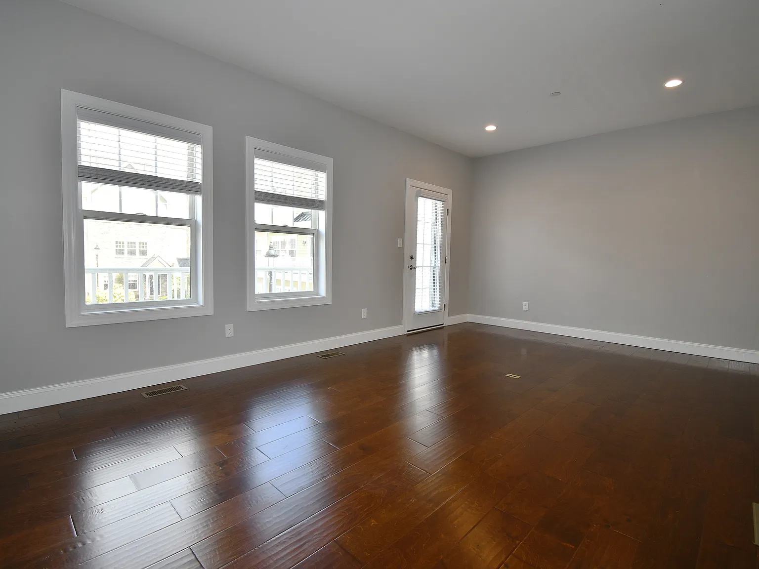 3 bed, 2349 sqft, $3,900 — Photo 4