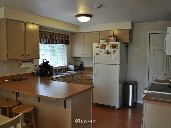 4th image of 13842 Kloshi Court NW