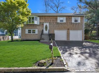77 Magnolia Dr, Kings Park, NY 11754