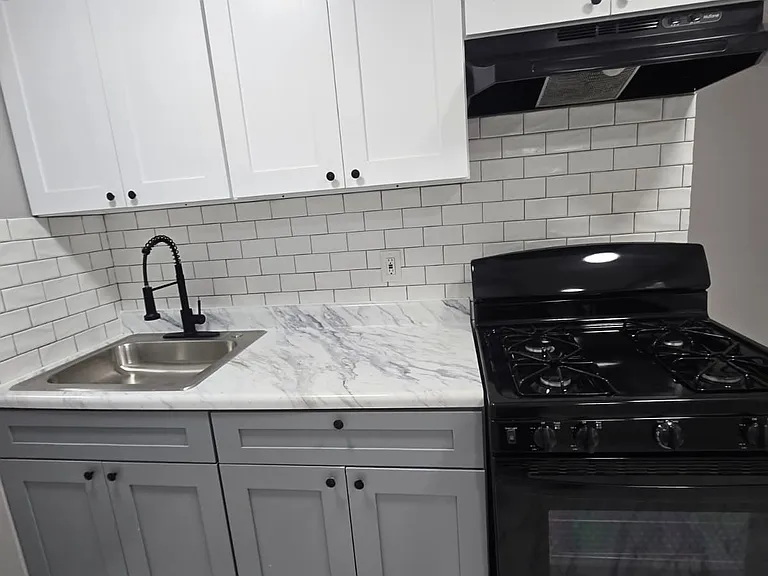 125-127 Redwood Ave #2B — Photo 3
