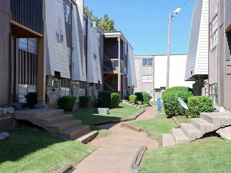 Las Brisas Apartments — Photo 8